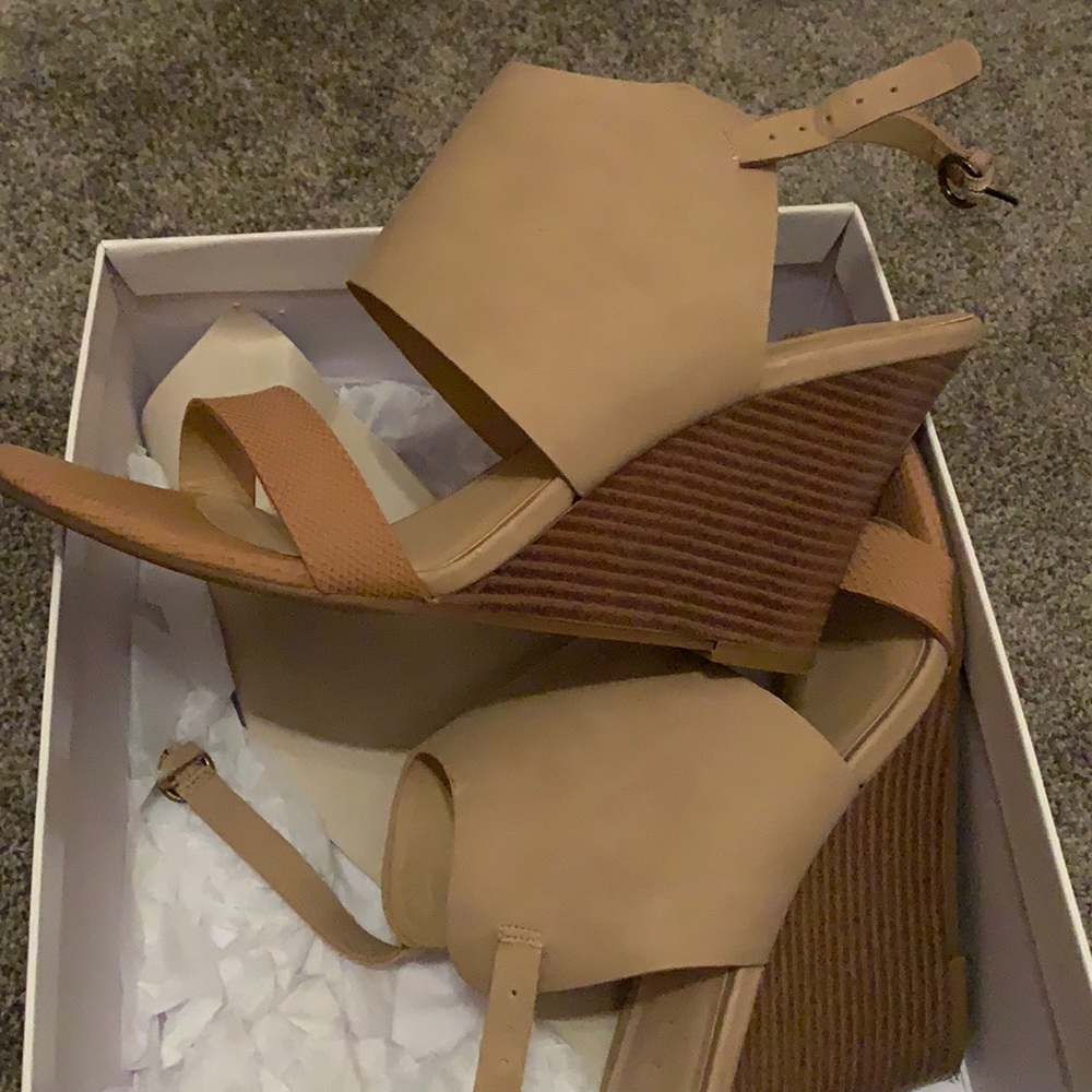 Almost new brown wedges! CL Laundry